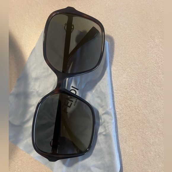 Fendi sunglasses - Picture 2 of 5